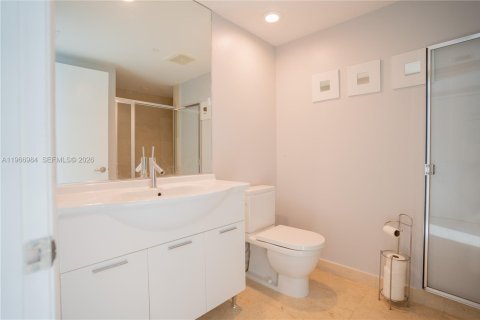 Condo in Miami, Florida, 2 bedrooms  № 2081357 - photo 16