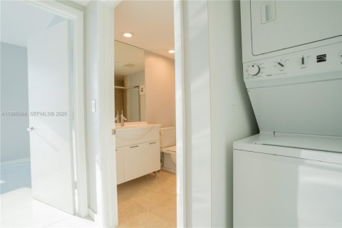 Condo in Miami, Florida, 2 bedrooms  № 2081357 - photo 15
