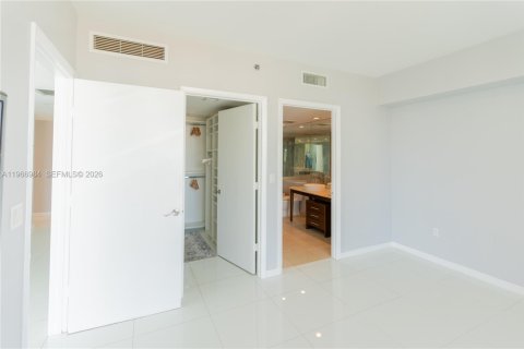 Condo in Miami, Florida, 2 bedrooms  № 2081357 - photo 11