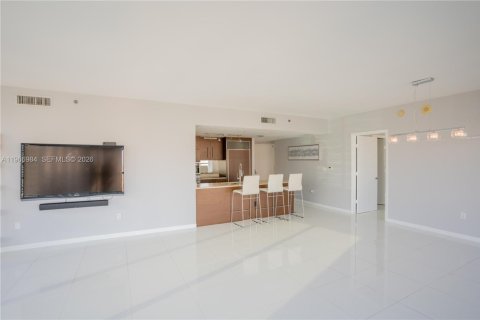 Condo in Miami, Florida, 2 bedrooms  № 2081357 - photo 9