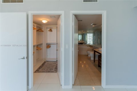Condo in Miami, Florida, 2 bedrooms  № 2081357 - photo 12