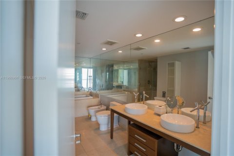 Condo in Miami, Florida, 2 bedrooms  № 2081357 - photo 13