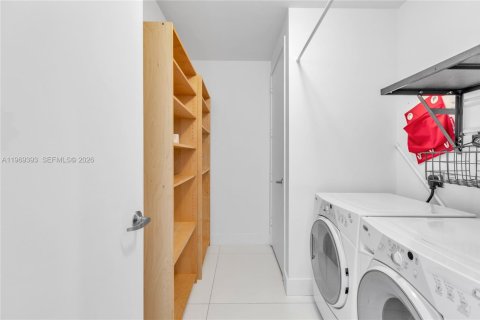 Condominio en alquiler en Miami, Florida, 2 dormitorios, 157.47 m2 № 2030203 - foto 17