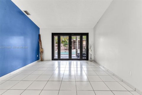 Villa ou maison à vendre à Miami, Floride: 5 chambres, 241.45 m2 № 2431330 - photo 4