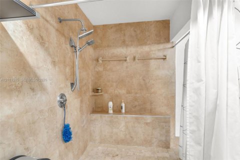 Villa ou maison à vendre à Miami, Floride: 5 chambres, 241.45 m2 № 2431330 - photo 21
