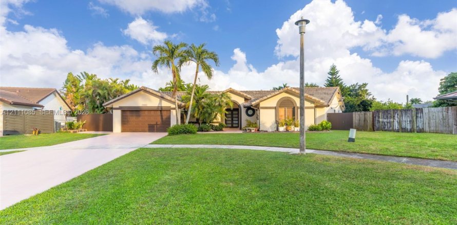Villa ou maison à Miami, Floride 5 chambres, 241.45 m2 № 2431330