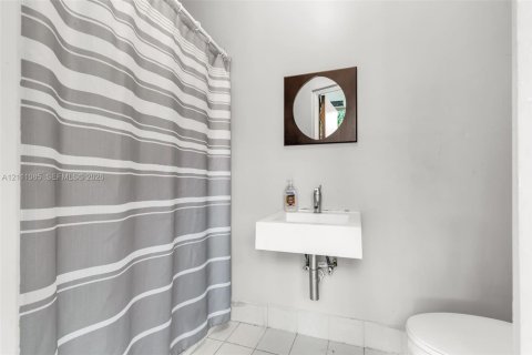 Villa ou maison à vendre à Miami, Floride: 5 chambres, 241.45 m2 № 2431330 - photo 11