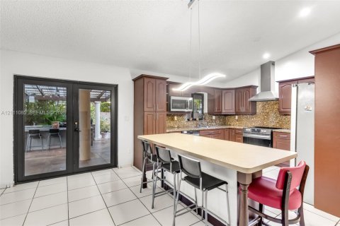 Villa ou maison à vendre à Miami, Floride: 5 chambres, 241.45 m2 № 2431330 - photo 10