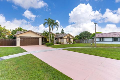 Villa ou maison à vendre à Miami, Floride: 5 chambres, 241.45 m2 № 2431330 - photo 2