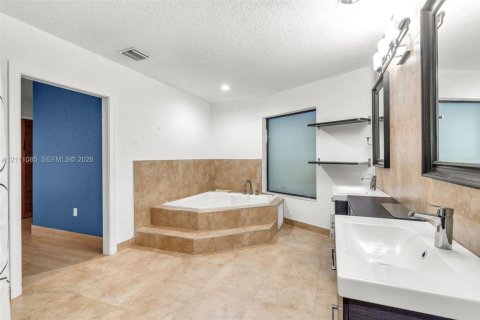 Villa ou maison à vendre à Miami, Floride: 5 chambres, 241.45 m2 № 2431330 - photo 20