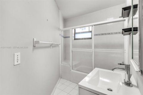 Villa ou maison à vendre à Miami, Floride: 5 chambres, 241.45 m2 № 2431330 - photo 17