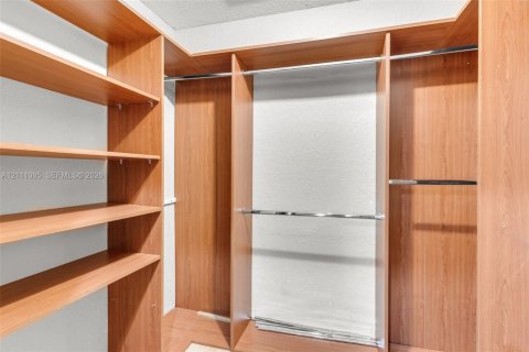 Villa ou maison à vendre à Miami, Floride: 5 chambres, 241.45 m2 № 2431330 - photo 24