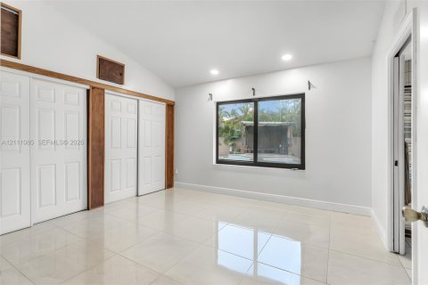 Villa ou maison à vendre à Miami, Floride: 5 chambres, 241.45 m2 № 2431330 - photo 13