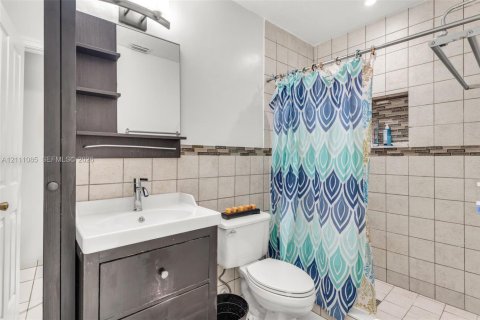 Villa ou maison à vendre à Miami, Floride: 5 chambres, 241.45 m2 № 2431330 - photo 12