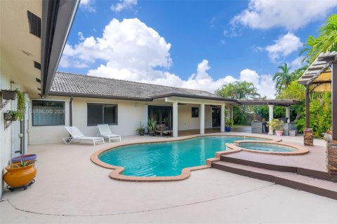 Villa ou maison à vendre à Miami, Floride: 5 chambres, 241.45 m2 № 2431330 - photo 28