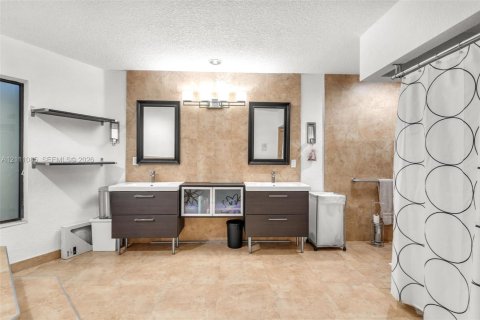 Villa ou maison à vendre à Miami, Floride: 5 chambres, 241.45 m2 № 2431330 - photo 19
