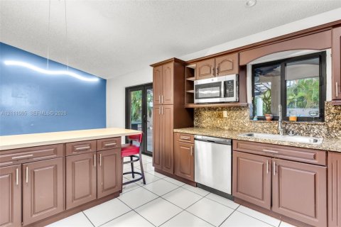 Villa ou maison à vendre à Miami, Floride: 5 chambres, 241.45 m2 № 2431330 - photo 9