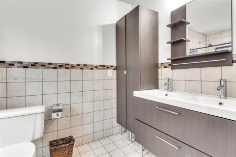 Villa ou maison à vendre à Miami, Floride: 5 chambres, 241.45 m2 № 2431330 - photo 14