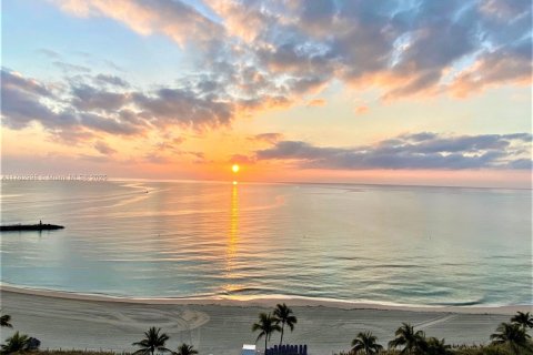Condo in Bal Harbour, Florida, 2 bedrooms  № 1868762 - photo 1