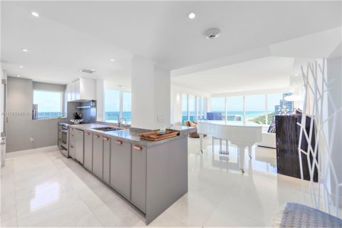 Condo in Bal Harbour, Florida, 2 bedrooms  № 1868762 - photo 10