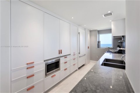 Condo in Bal Harbour, Florida, 2 bedrooms  № 1868762 - photo 12