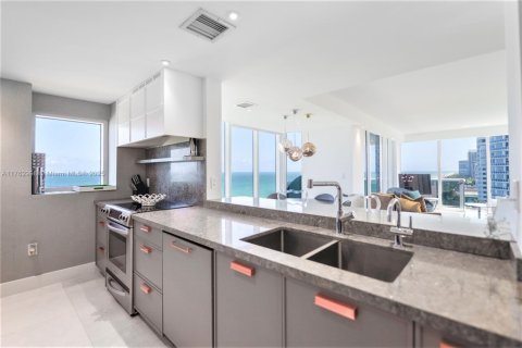 Condo in Bal Harbour, Florida, 2 bedrooms  № 1868762 - photo 11
