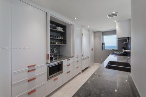 Condo in Bal Harbour, Florida, 2 bedrooms  № 1868762 - photo 13