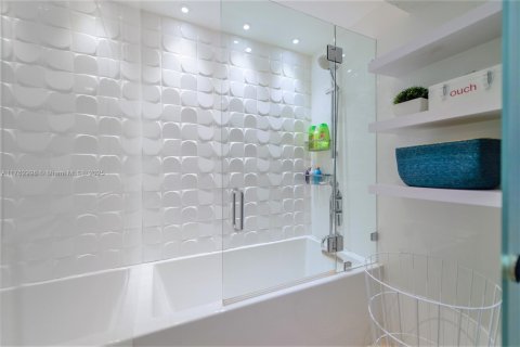 Condo in Bal Harbour, Florida, 2 bedrooms  № 1868762 - photo 16
