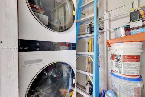 Casa en venta en Fort Lauderdale, Florida, 3 dormitorios № 2011528 - foto 27