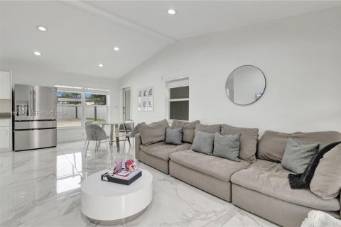 Casa en venta en Fort Lauderdale, Florida, 3 dormitorios № 2011528 - foto 3