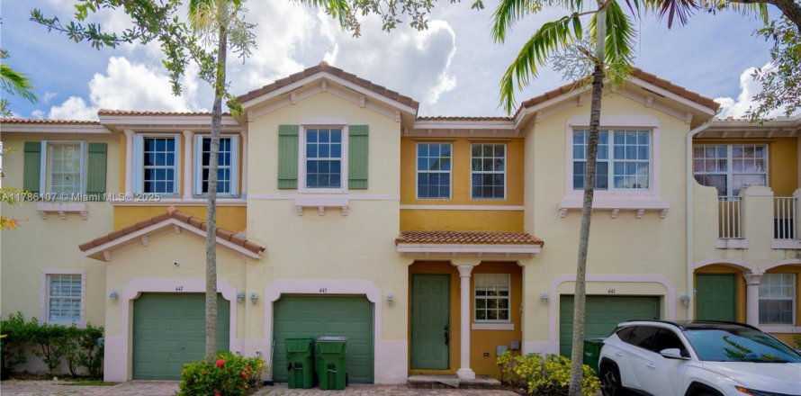 Townhouse in Homestead, Florida 3 bedrooms, 145.3 sq.m. № 2038148