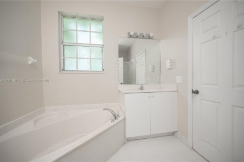 Townhouse in Homestead, Florida 3 bedrooms, 145.3 sq.m. № 2038148 - photo 23