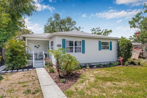 House in Saint Petersburg, Florida 3 bedrooms, 89 sq.m. № 1666428 - photo 2