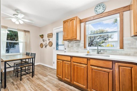 House in Saint Petersburg, Florida 3 bedrooms, 89 sq.m. № 1666428 - photo 13
