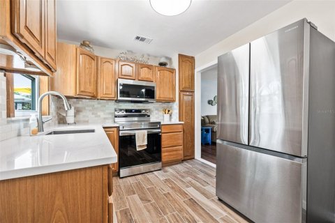 House in Saint Petersburg, Florida 3 bedrooms, 89 sq.m. № 1666428 - photo 12