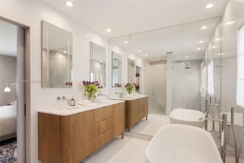House in Miami Shores, Florida 4 bedrooms, 327.85 sq.m. № 1861395 - photo 20