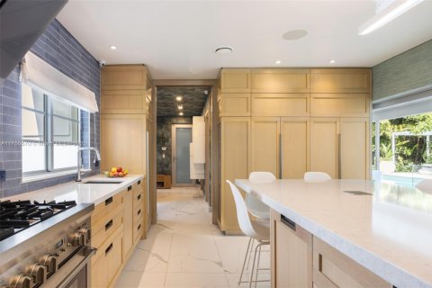 House in Miami Shores, Florida 4 bedrooms, 327.85 sq.m. № 1861395 - photo 10
