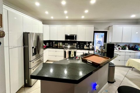 House in Cutler Bay, Florida 4 bedrooms, 239.78 sq.m. № 1949146 - photo 17