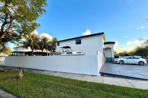 House in Cutler Bay, Florida 4 bedrooms, 239.78 sq.m. № 1949146 - photo 7