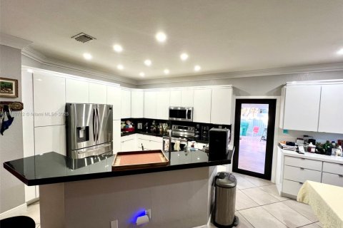 House in Cutler Bay, Florida 4 bedrooms, 239.78 sq.m. № 1949146 - photo 14