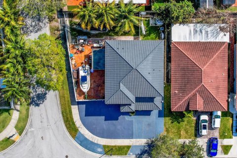 House in Cutler Bay, Florida 4 bedrooms, 239.78 sq.m. № 1949146 - photo 3