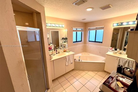 House in Cutler Bay, Florida 4 bedrooms, 239.78 sq.m. № 1949146 - photo 24