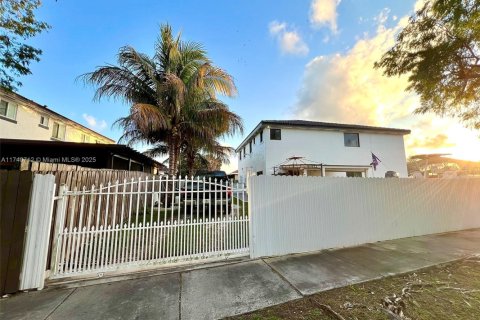 House in Cutler Bay, Florida 4 bedrooms, 239.78 sq.m. № 1949146 - photo 8