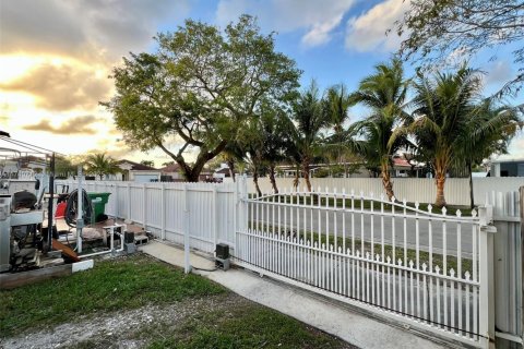 House in Cutler Bay, Florida 4 bedrooms, 239.78 sq.m. № 1949146 - photo 9