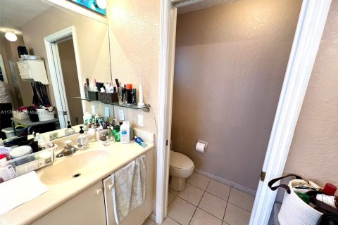 House in Cutler Bay, Florida 4 bedrooms, 239.78 sq.m. № 1949146 - photo 25