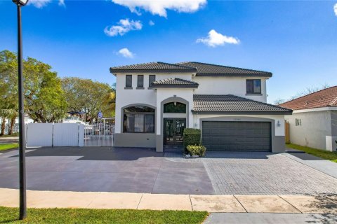 House in Cutler Bay, Florida 4 bedrooms, 239.78 sq.m. № 1949146 - photo 1