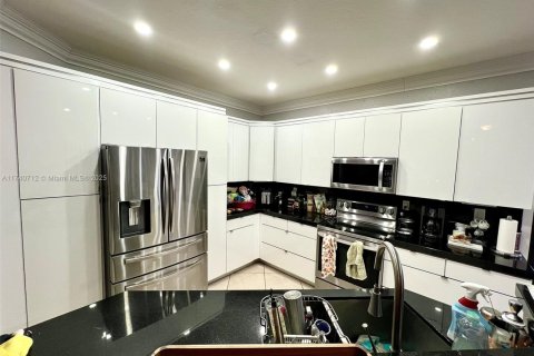 House in Cutler Bay, Florida 4 bedrooms, 239.78 sq.m. № 1949146 - photo 15