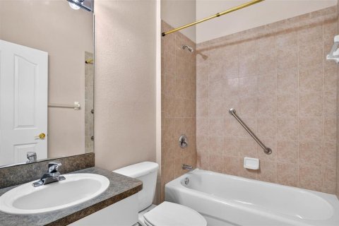 Townhouse in New Port Richey, Florida 3 bedrooms, 187.11 sq.m. № 2393960 - photo 25