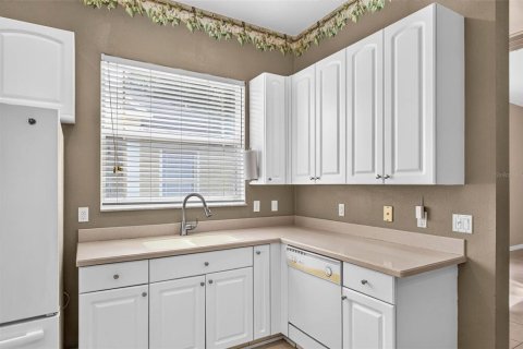 Townhouse in New Port Richey, Florida 3 bedrooms, 187.11 sq.m. № 2393960 - photo 19