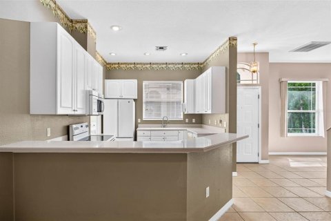 Townhouse in New Port Richey, Florida 3 bedrooms, 187.11 sq.m. № 2393960 - photo 16